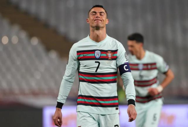 6.4分!全队倒数第1!C罗情绪失控,抗议离场+怒摔队长袖标