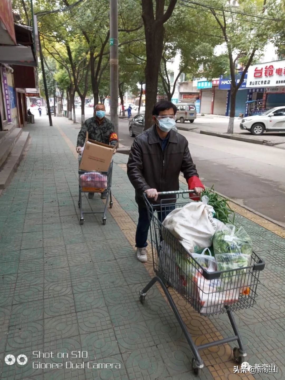 守岗尽责显担当工作防疫两不误,春节坚守岗位防疫卫士彰显担当