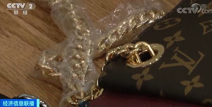 几十块钱的名牌包真的假的 (在国外买的名牌包是真的吗)