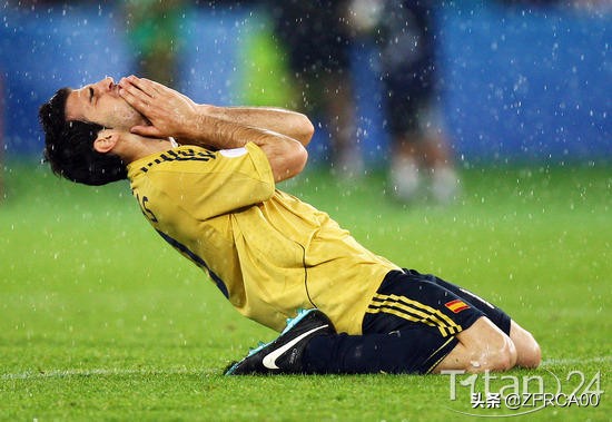 踢足球的男生怎么画,给你打足球的男生