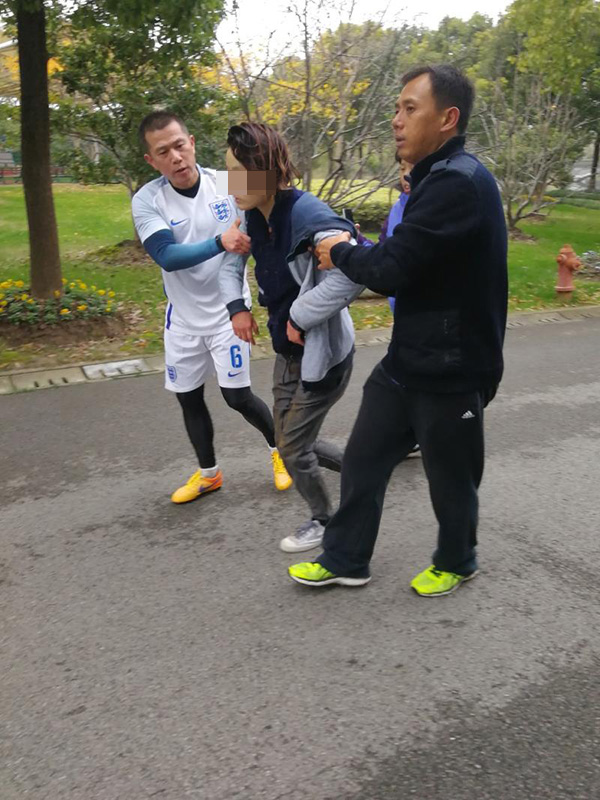 听到呼救声毫不犹豫跳进水中,听到求救男子冲进水中