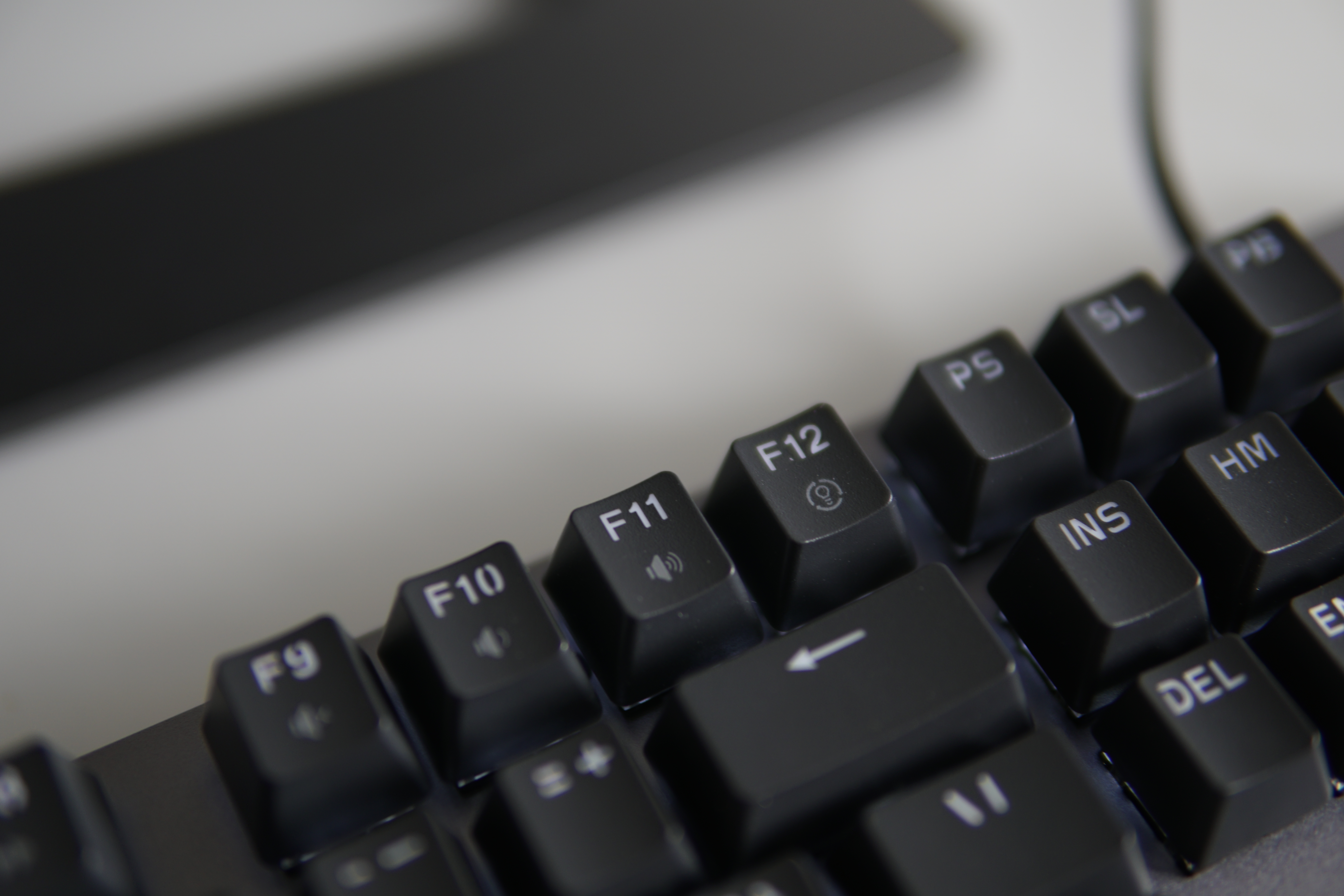 罗技k845ttc和cherry红轴哪个好,罗技k845键盘打游戏测评