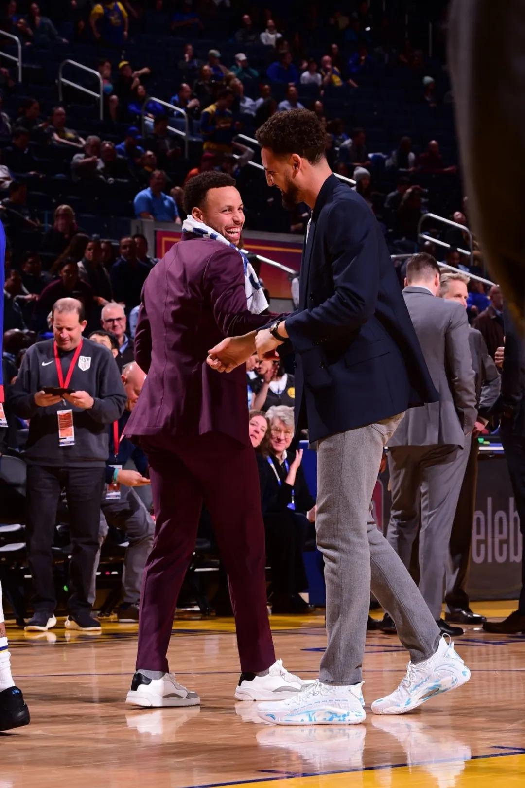 nba球员上脚安踏,nba球员上脚球鞋欧文4绿橙粉