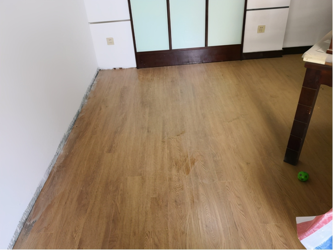 地板表面踩着有声音怎么处理,地板走动有响声