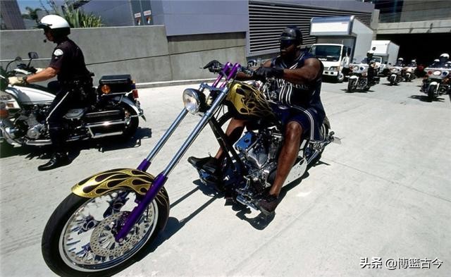 领略NBA球员夸张的身材:伦纳德双手藏球,奥尼尔骑4米摩托