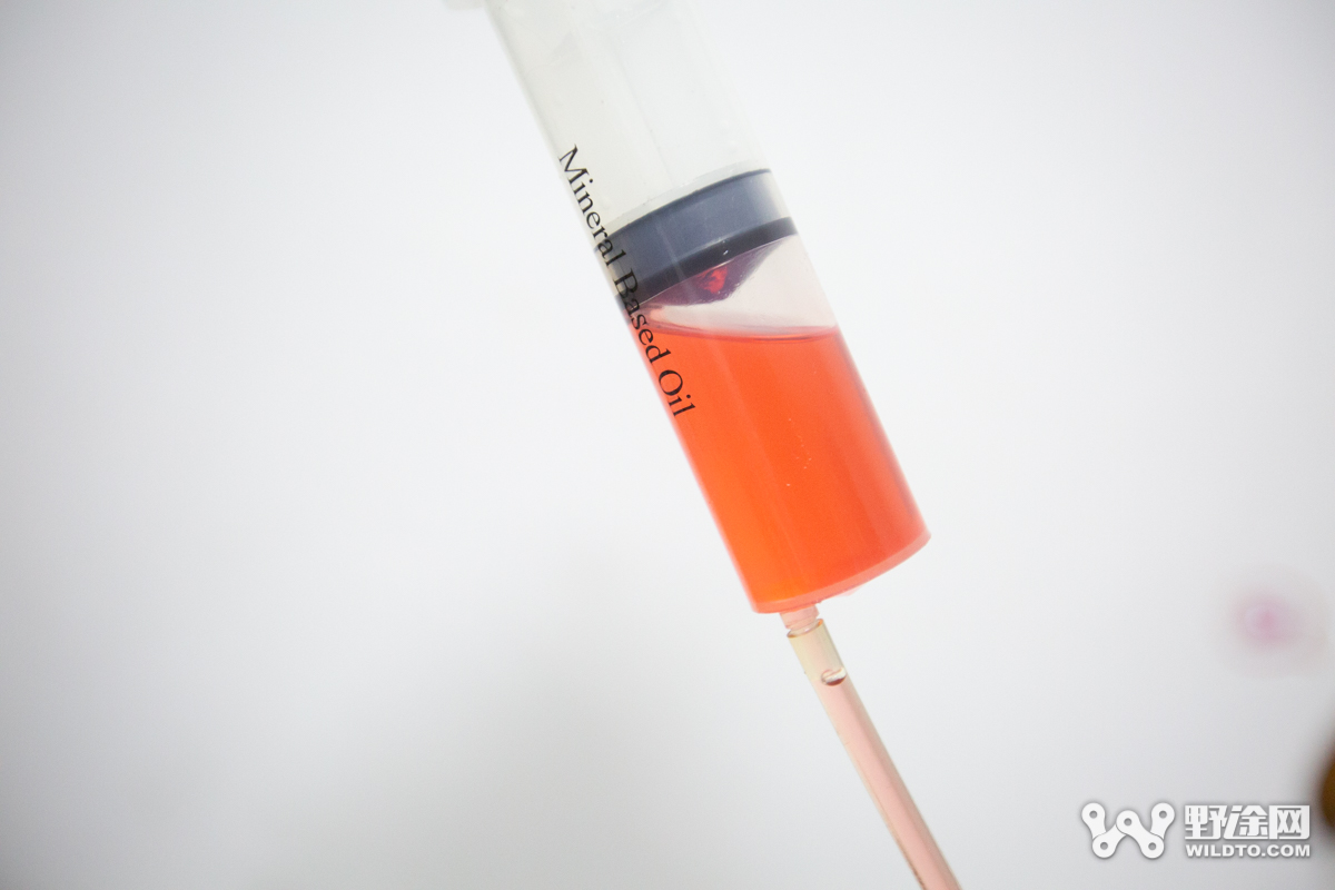 电动车刹车碟刹怎么换油,提升刹车性能省钱的方法