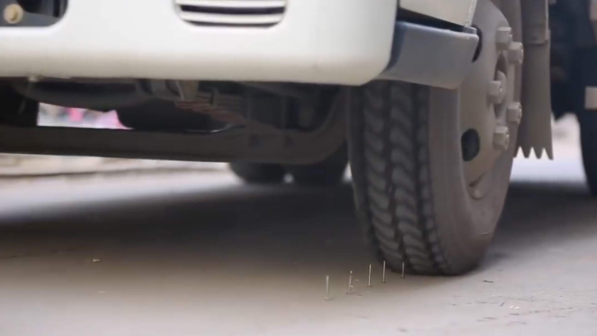 民间自制扎胎神器,轮胎防扎胶制作