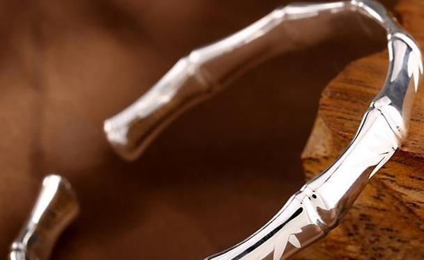 女人戴银手镯真的可以祛湿排毒吗,银手镯戴左戴右哪只手有助于排毒