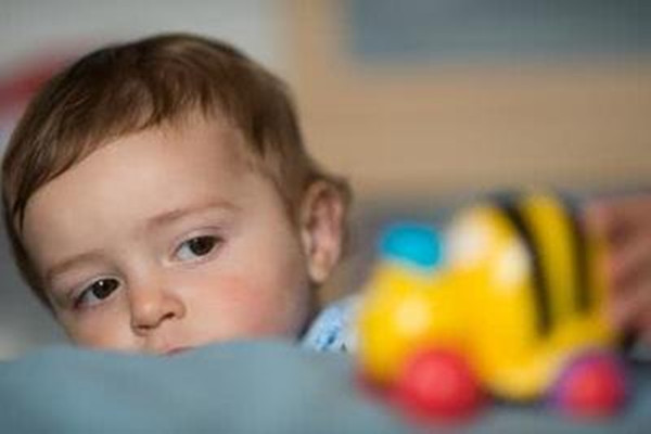 一个小女孩给芭比娃娃做衣服,孩子想给芭比娃娃做衣服怎么办