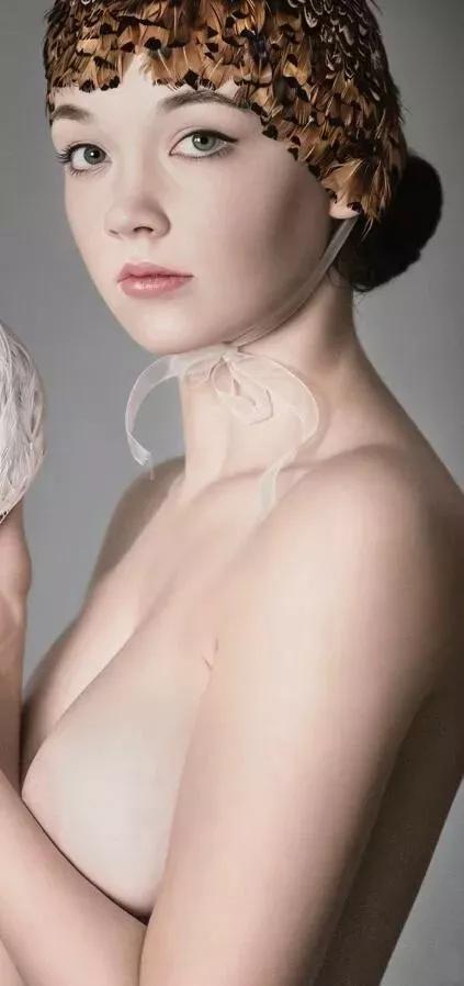 她画的人物栩栩如生用英文怎么说,她画的人物栩栩如生