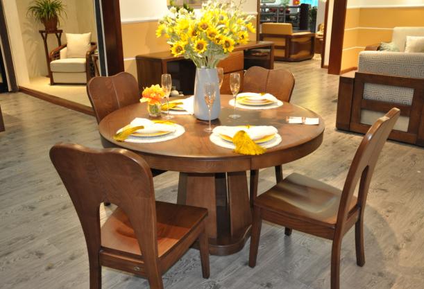 餐桌实木质感,实木餐桌900*1800