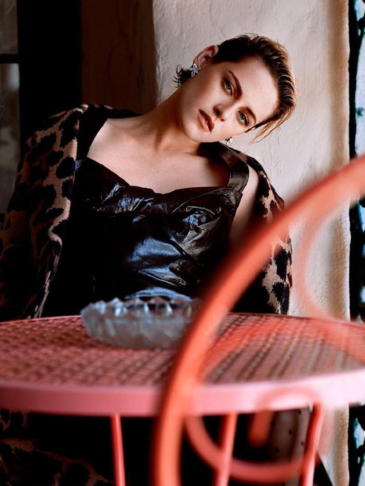 “暮光”女主又换发型！穿粉色露腰装戴蝴蝶结亮相，真有点不适应