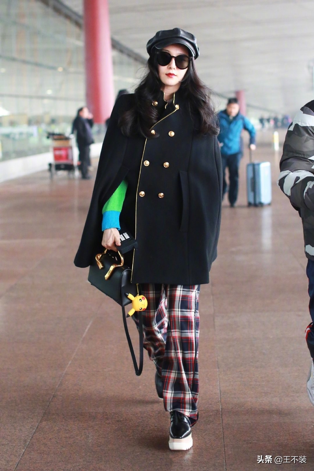 38岁范冰冰，奢牌包包33891元，“假两件”的鞋子很有特点