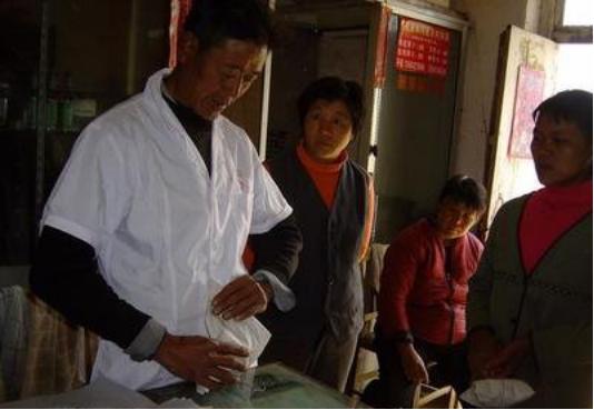 在农村人看来，私人诊所看病除了不能报销，但优点更多