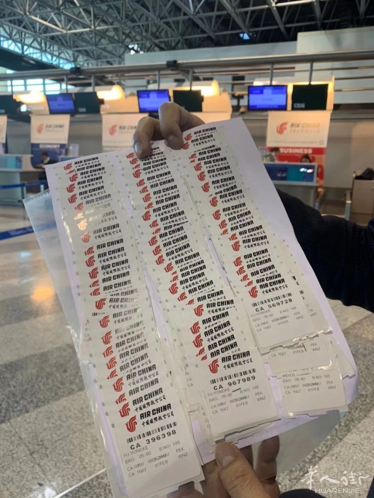 捐物流、包飞机、一个人托运100多件行李，意大利华人先顾祖国，又救他乡，两个家都要管