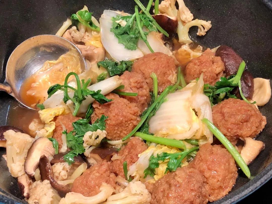 哈尔滨特色美食商委肉丸子，尾季尝鲜，我拿它来做个小火锅