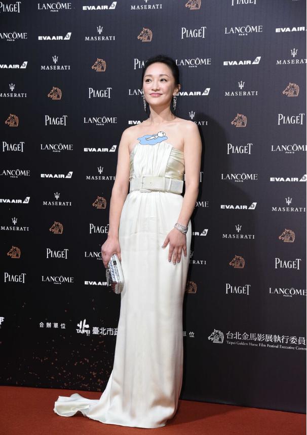 周迅也是小个子穿搭典范,周迅穿露肩裙扎马尾秀身材