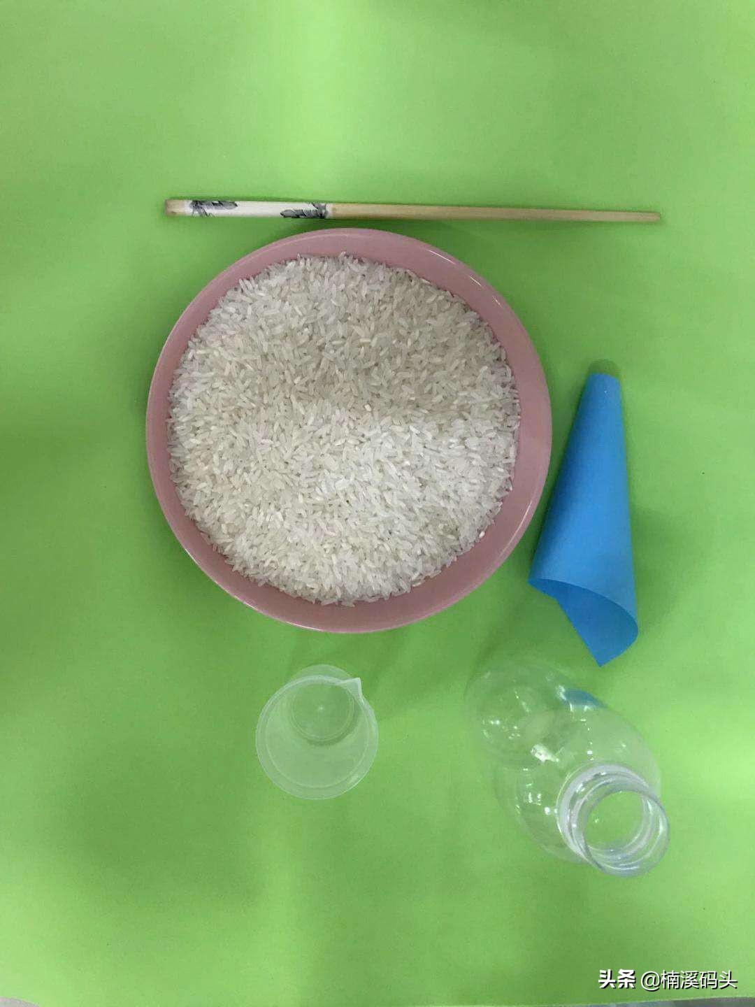 可以跟孩子一起玩的科学小魔术,筷子提米。操作简单,一学就会