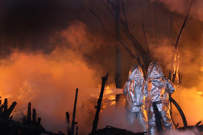 烈火英雄消防员们不惧怕不退缩,新疆消防一往无前