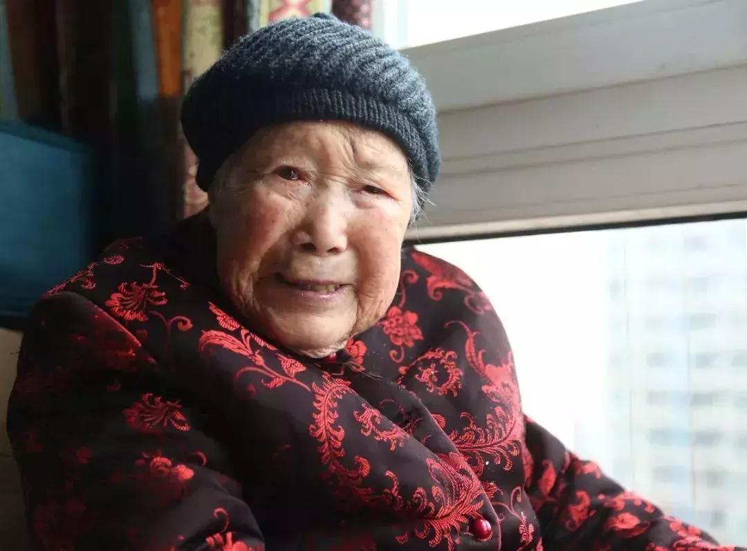 年纪轻轻的为什么头发白了,年纪轻轻头发白了一撮怎么办