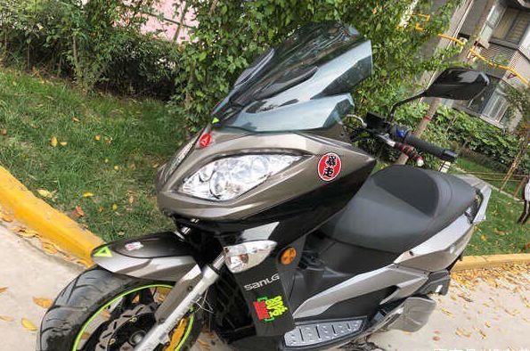 周杰伦代言的宏佳腾摩托车,宏佳腾350踏板测评