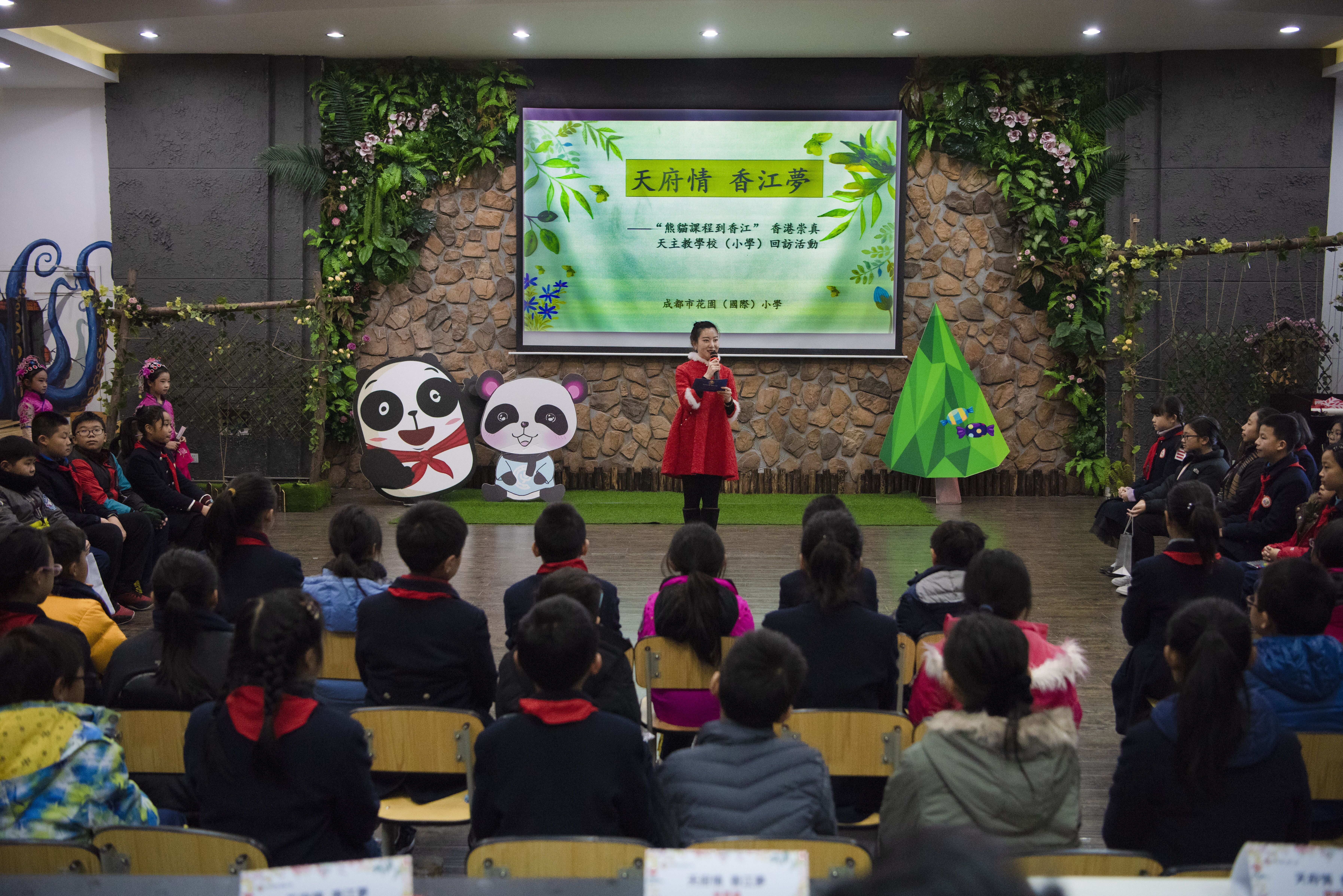 再续蓉港情谊 香港师生到访花园(国际)小学体验水墨花鸟