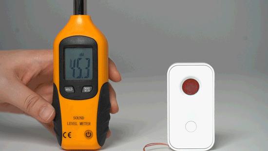 使用手机检测房间内针孔摄像头,男子住房发现针孔摄像头