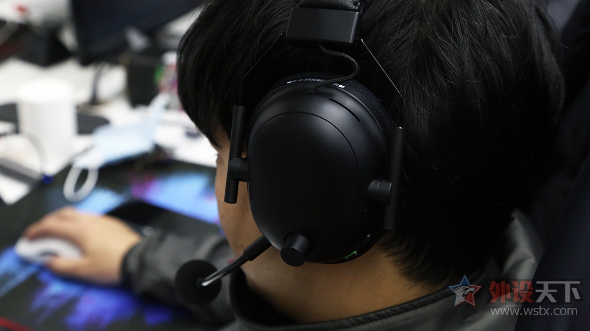 无线连接:雷蛇旋风黑鲨V2专业版游戏耳机评测