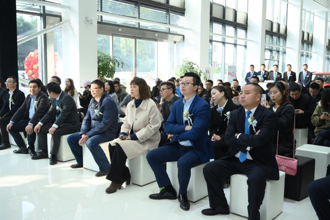 成都新越行吉利旗舰店卖什么车,吉利授权经销商吉利博越