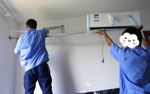 说好空调免费上门安装，为什么师傅装完还要收费300块？拿他没辙