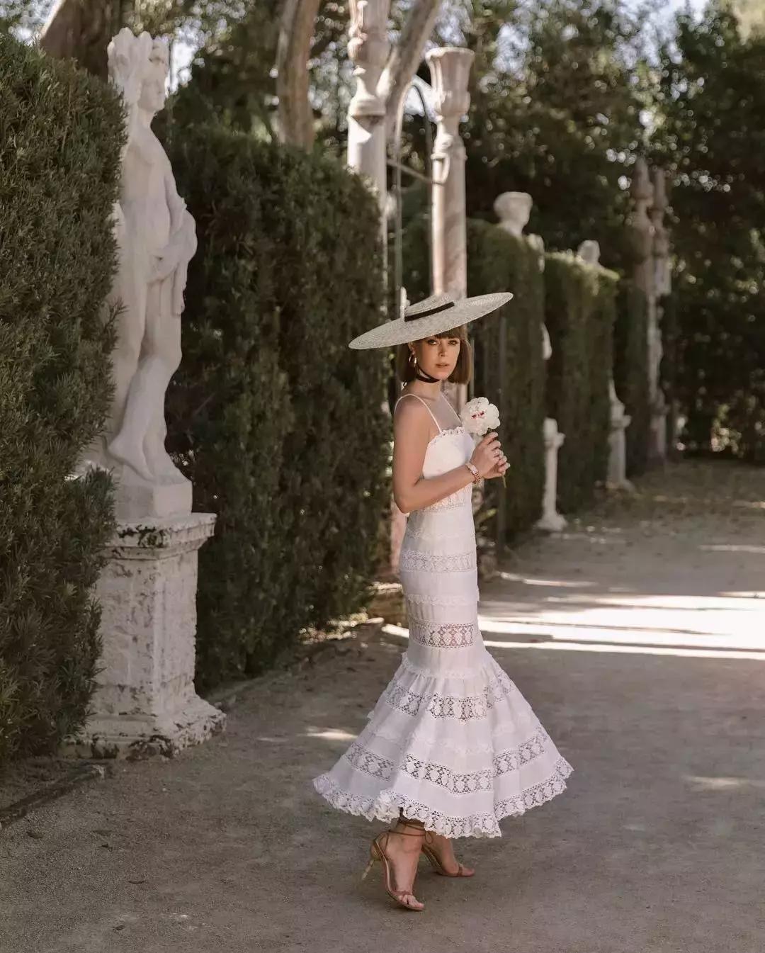 洋气上档次吊带裙秋冬内搭,今年最火的吊带裙内搭