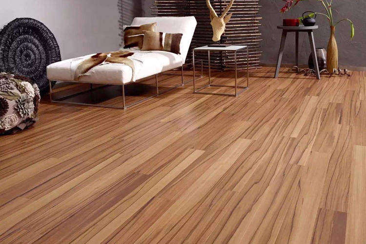 家里木地板很油怎么清理,家里木地板用久了有异味怎么办