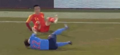 时代少年飞踢,少年凌空踢中日本人的视频