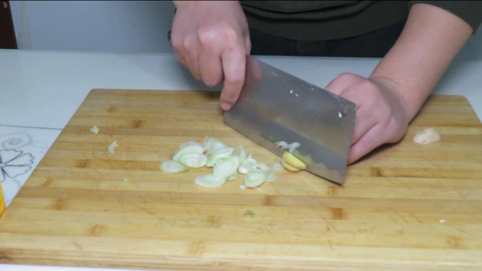 鱼头这样做太香了不煎不炸不炖汤,用鱼头做鱼头豆腐汤前如何处理