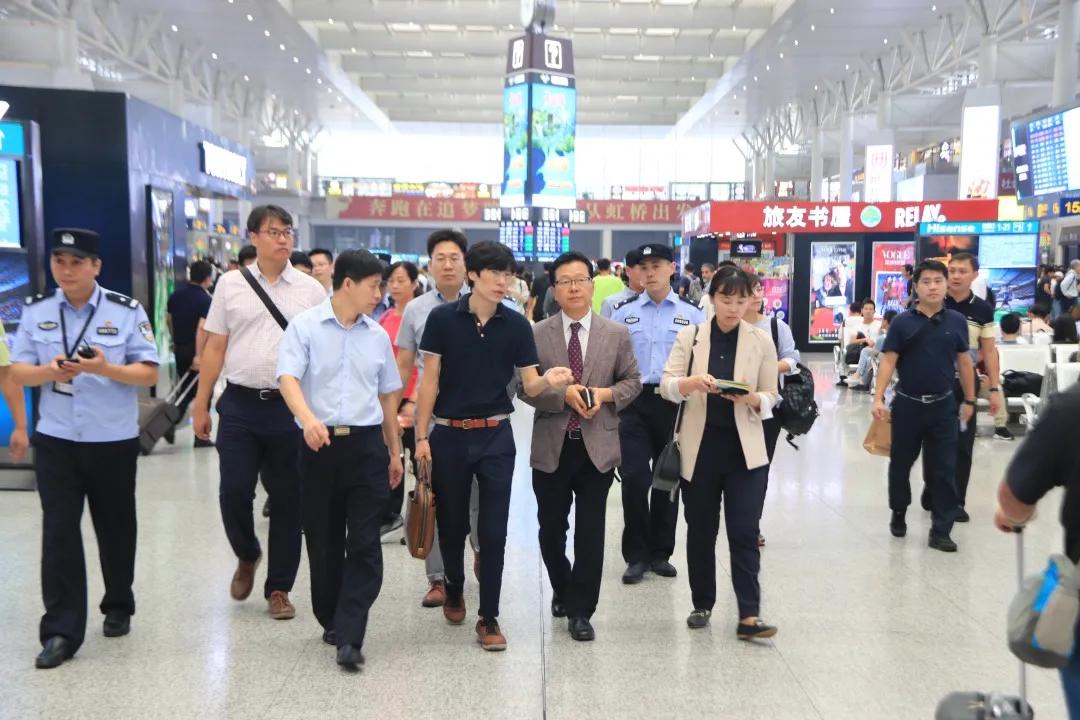 上海铁警全员待命,上海铁警坚守岗位图片