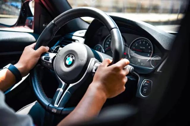 高速突然爆胎采取安全措施是什么,高速路上突然爆胎该如何正确驾驶