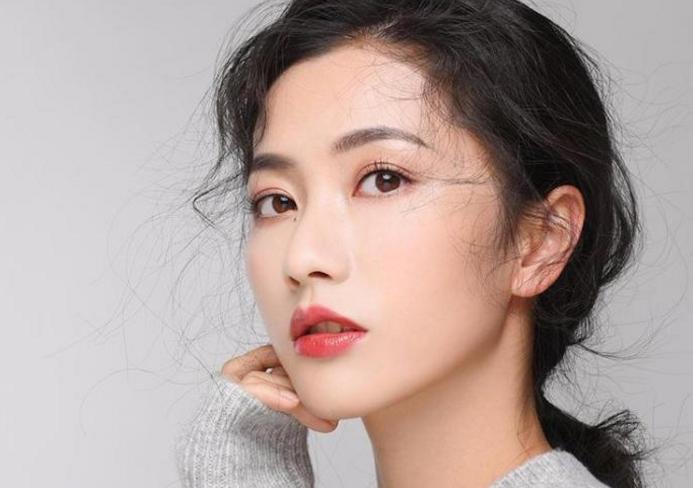 精致妆容的底妆正确步骤,巧用定妆散粉让妆容持久