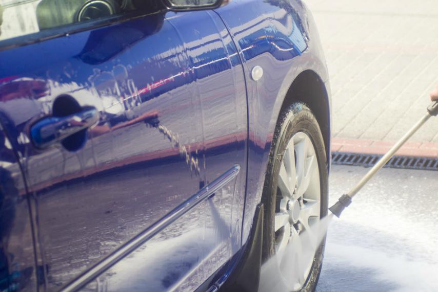 车子洗后隔天又灰蒙蒙？教你洗车小窍门，洁净不易沾灰