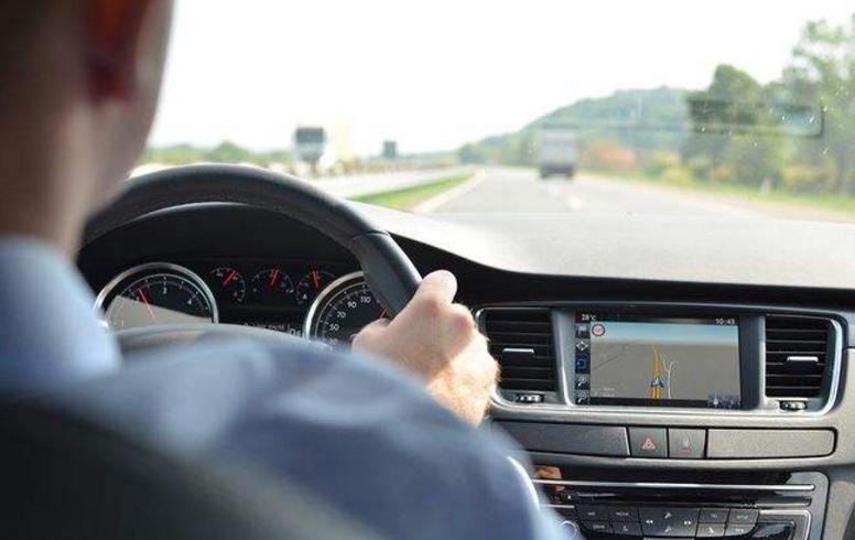 高速开车突然爆胎紧急处理,高速突然爆胎采取安全措施是什么