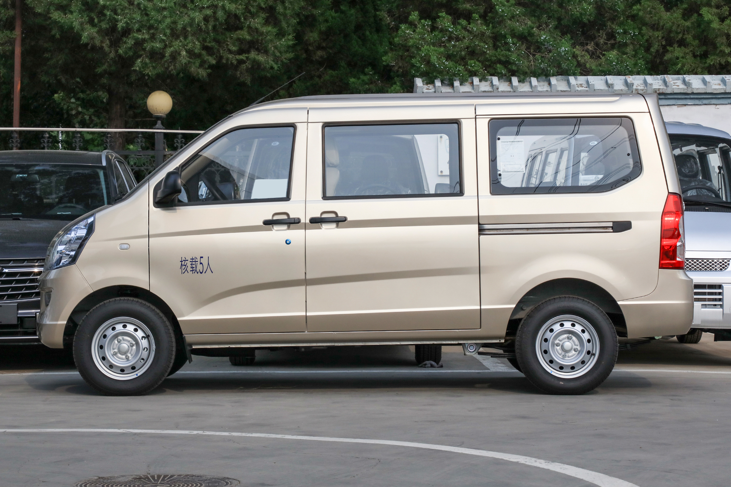 五菱荣光空间哪一款车最大,五菱荣光和宏光哪个空间大