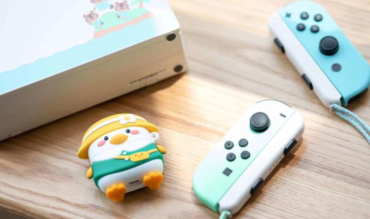 推荐一款简单精致的电脑桌 (实木电脑桌效果图大全2015款)