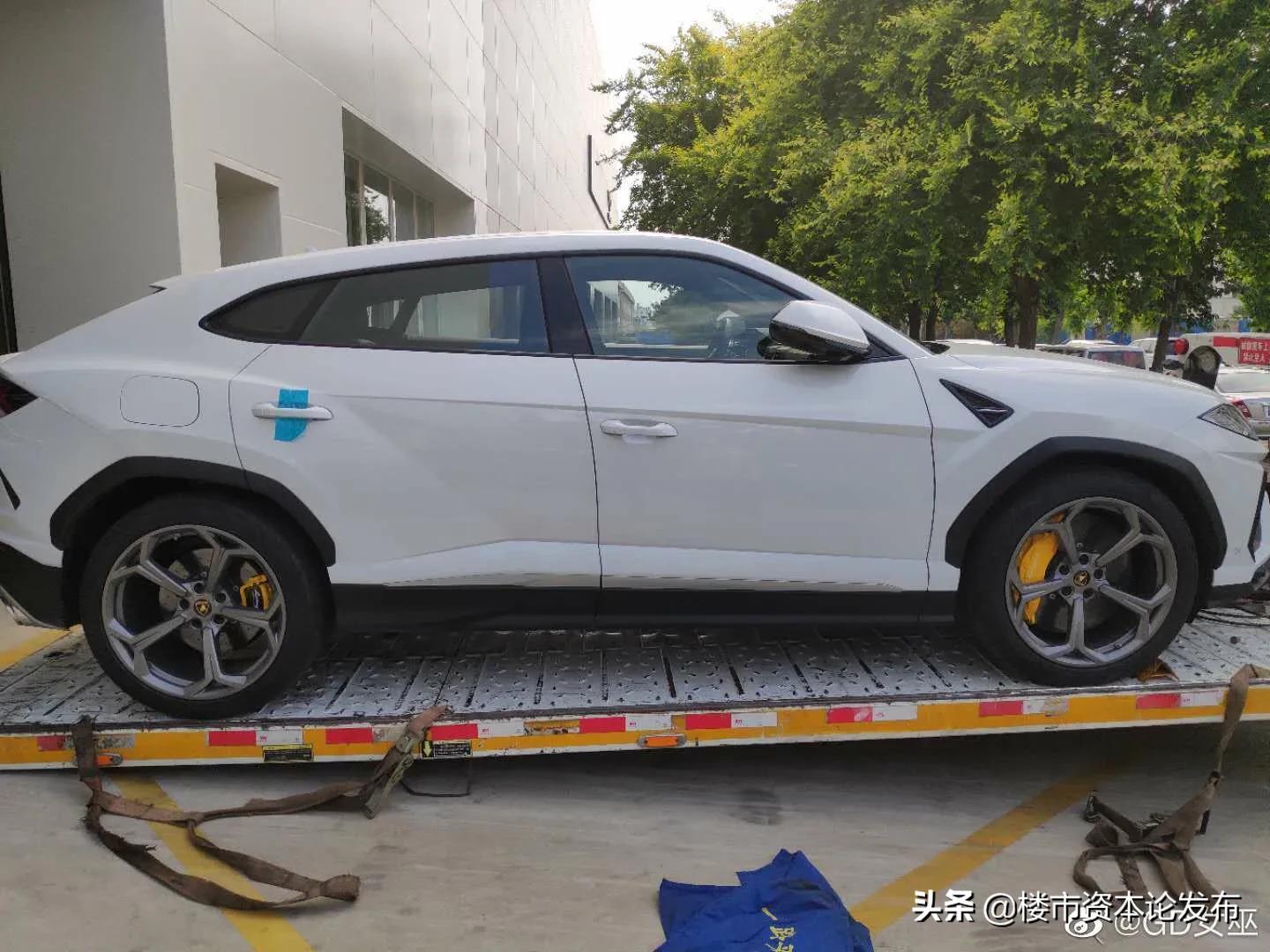 兰博基尼被剐蹭车主没要他赔,400万兰博基尼被4s店刮擦