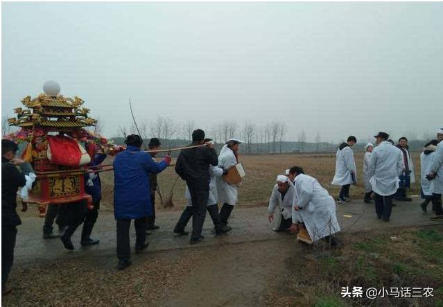开车遇到丧葬车队怎么做,农村路上抬棺有什么讲究吗