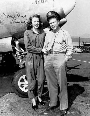 军人把女友照片放兜里视频,军人把女朋友照片放头盔