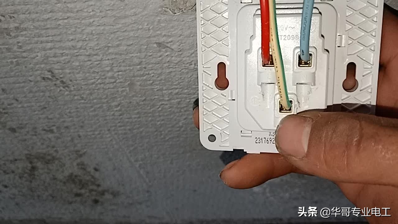 一插电器就跳闸电器坏了吗,电器一插就跳闸电工维修技巧