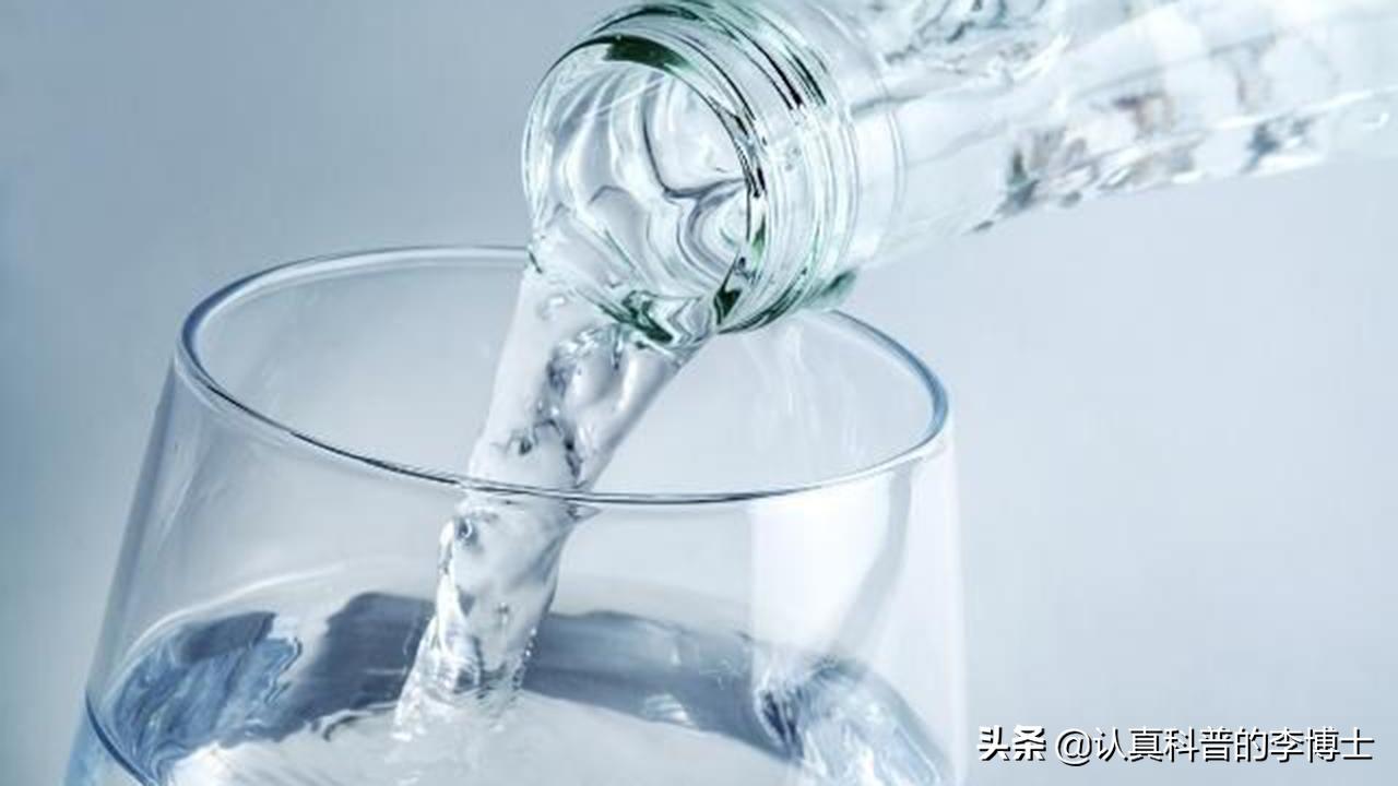 50岁左右饮多少水更为健康,50岁后想防病切记这5种水喝不得