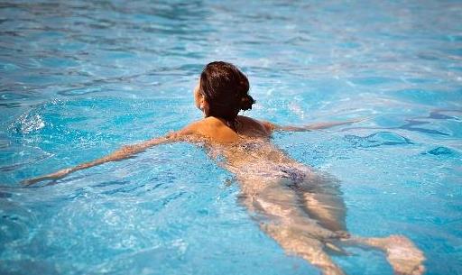 游泳鼻子不进水的技巧,游泳防止鼻子进水用具