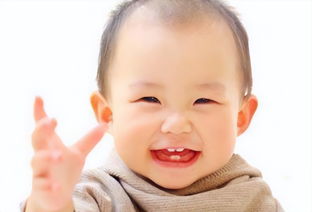 照顾宝宝时，别忽视口腔护理！需做好4件事，将来才不容易长黑牙