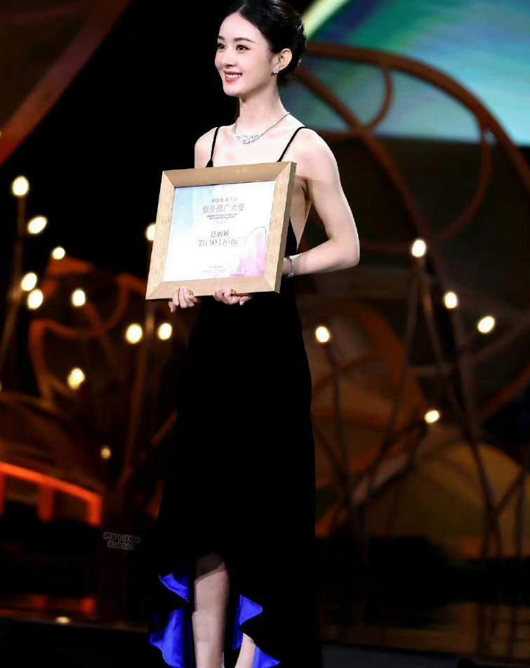 赵丽颖白玉兰奖黑色礼服照片,赵丽颖白玉兰奖造型图片