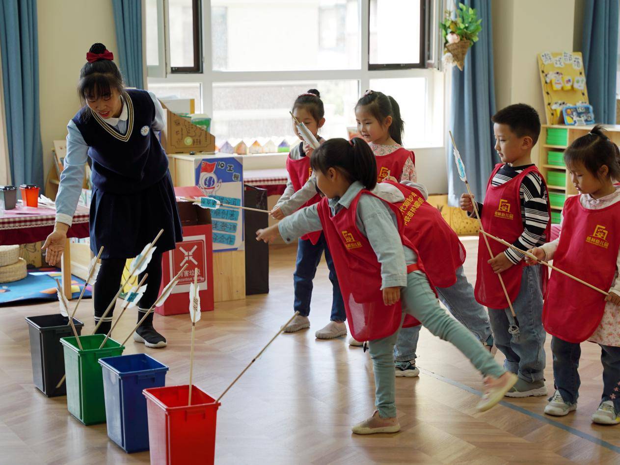 幼儿园垃圾分类家园互动实践活动,浅谈幼儿园垃圾分类教育